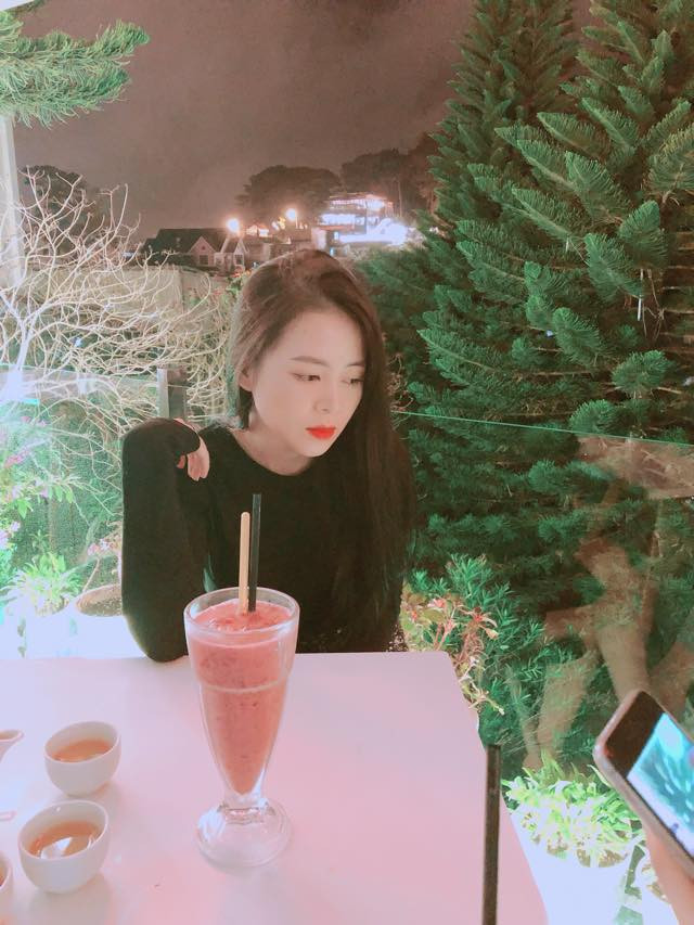 Tìm hiểu kĩ hơn, Đức Chinh cũng thường xuyên like những bức ảnh của H.Y trên Facebook cá nhân khiến nghi vấn họ là một cặp được đẩy cao hơn bao giờ hết.
