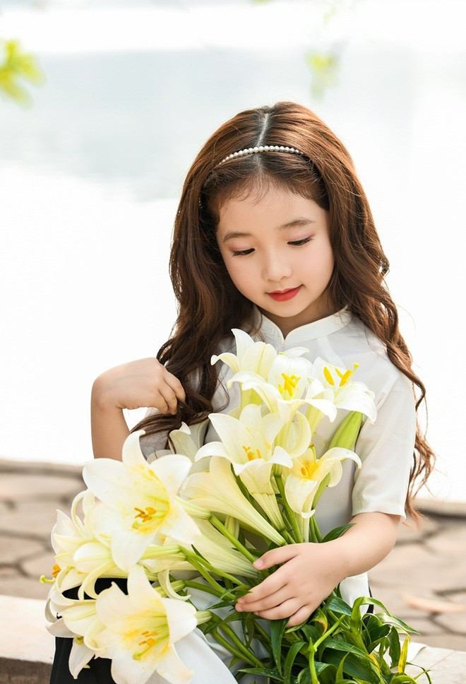 Chỉ sau ít giờ đăng tải, bộ ảnh đã thu hút hàng nghìn lượt yêu thích. Nhiều người để lại bình luận rằng vẻ đẹp mong manh, trong trẻo của cô bé Hà Vy thật sự rất hợp để chụp ảnh với hoa loa kèn.