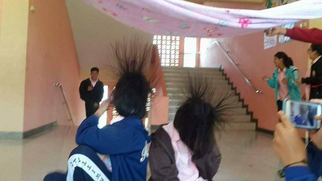 Nhiều bạn trẻ cho rằng lý do không thành công của nhiều bạn trẻ khi tham gia trào lưu "tóc dựng đứng" đó là kéo chưa đủ mạnh và lâu để chiếc chân đủ tĩnh điện mà hút sợi tóc lên.