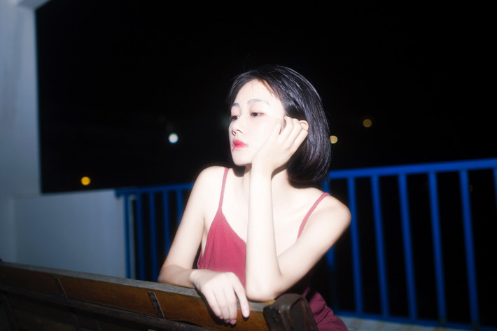 Sở hữu một gương mặt nhỏ nhắn với đôi mắt to tròn, sống mũi cao cùng đôi môi chúm chím cực duyên. Với mái tóc ngắn trên vai, nhìn Tử Hà lúc nào cũng năng động, nhí nhảnh và dễ thương như học sinh cấp 3.