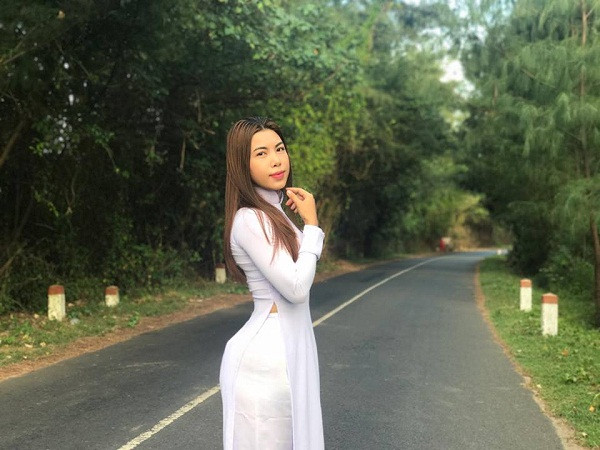 Nữ gymer nổi danh quê Bình Thuận Huỳnh Thủy Triều khoe vòng 3 đẫy đà trong tà áo dài thướt tha.