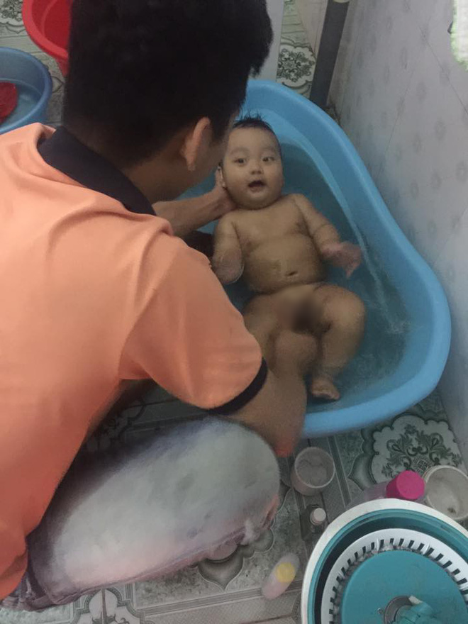 Bên cạnh việc mách tội các ông chồng bê tha rượu bia, bạn bè thì vẫn còn đó những chị em chia sẻ những hình ảnh các đức lang quân ngày đêm chăm sóc con thay vợ và dân mạng ưu ái gọi họ với biệt danh "ông bố của năm".