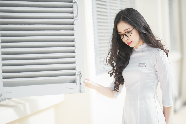 Sau khi được chia sẻ trên một diễn đàn nhiếp ảnh, bộ ảnh của nữ sinh 2000 Thảo Huyền đã thu hút hơn 5,200 like và hàng trăm lượt bình luận. Tất cả mọi dân mạng đều phải công nhận rằng, nét đẹp của cô bạn này là hiếm có và trong bộ áo dài trắng, Huyền trở nên tinh khôi đến toàn vẹn.