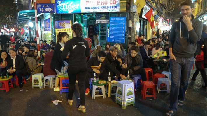 Các du khách nước ngoài trò chuyện với giới trẻ Việt để tìm hiểu thêm về những phong tục Tết tại Việt Nam.
