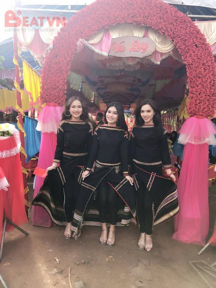 Tất cả các cô gái trên đều là những người dân tộc Ê Đê "chính hiệu". Từ nụ cười, ánh mắt đều toát lên sự tươi tắn, rực rỡ và thu hút sự quan tâm của nhiều người. Mọi người đều không tiếc lời khen dành cho các cô gái mà quên mất nhân vật chính của lễ cưới.