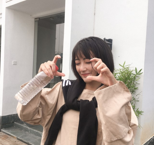 Hiện tại trang cá nhân của Tử Hà sở hữu 240.000 lượt theo dõi. Người ra kẻ vào Weibo của "Đóa Nhi phiên bản mới" này vô cùng tấp nập để ngắm nhìn nhan sắc của cô.