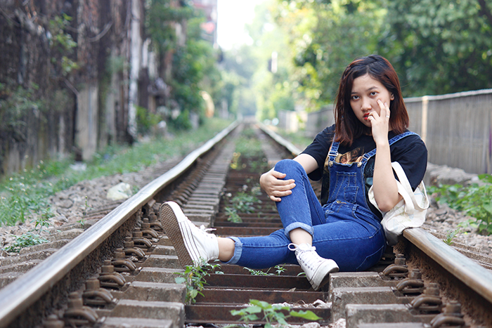 Tuy nhiên, một lưu ý nho nhỏ cho các bạn trẻ đó là hãy nghiên cứu kĩ giờ tàu chạy để không xảy ra những trường hợp xấu nhất. Bên cạnh đó cũng nên giữ khoảng cách an toàn khi có tàu chạy qua.