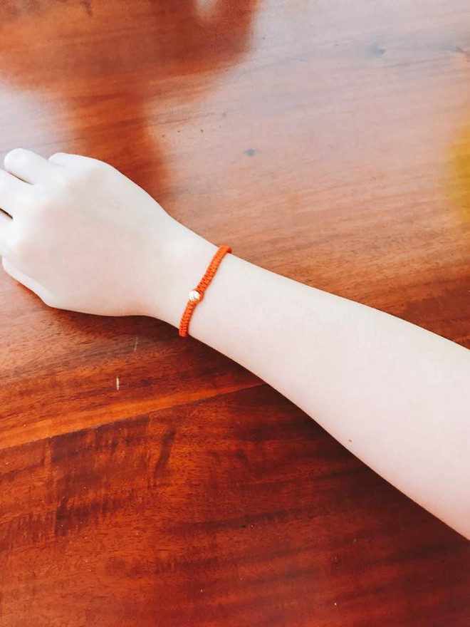 Vẫn còn đang sinh viên nên bạn nữ Thanh Bình giản dị khoe chiếc vòng xinh xinh mới nhận được từ người yêu.
