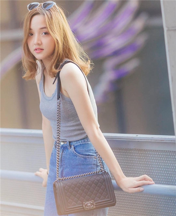 Phong cách thời trang khỏe khoắn nhưng không kém phần điệu đà khoe được đường cong trên cơ thể của Jida.