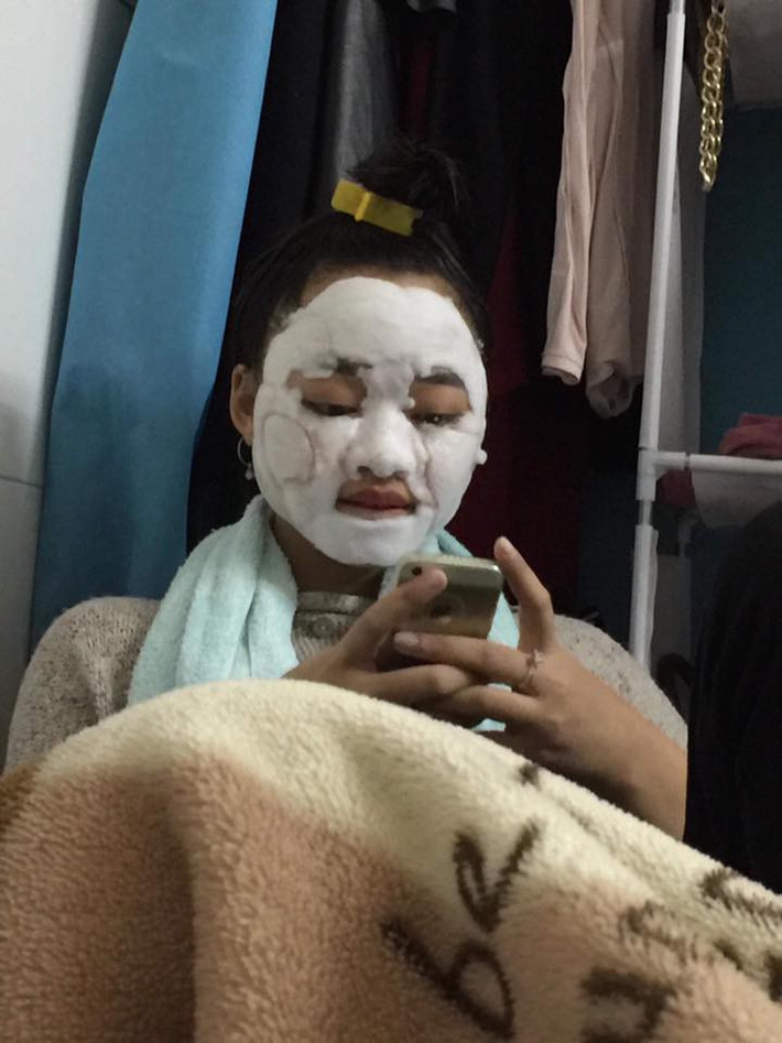 Việc vừa đắp mặt nạ vừa gọi điện video với người yêu là điều mà nhiều bạn gái vẫn thường làm và cũng rất nhiều anh chàng cố trấn tĩnh khi gặp phải hoàn cảnh trên.