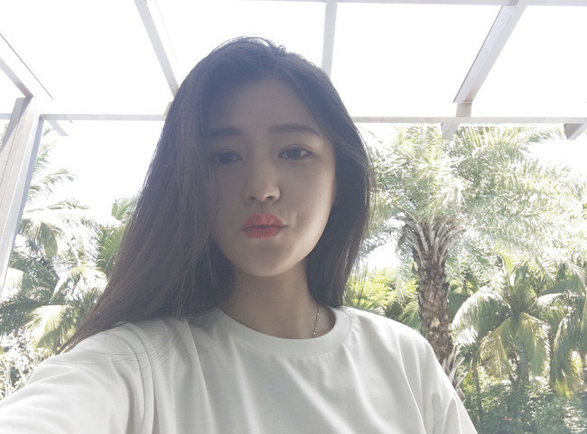 Chẳng cần ăn mặc sexy khoe đường cong hay phấn son cầu kì, Trăn Tử chỉ cần ăn mặc bình thường, tóc dài để buông và gương mặt mộc đã khiến trái tim bao chàng trai si tình phải rung rinh, loạn nhịp.