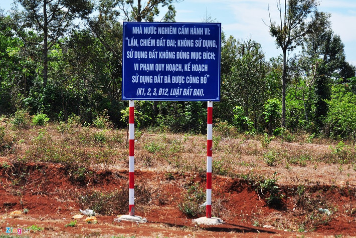 Trước tình hình này, chính quyền TP Buôn Ma Thuột dựng biển dọc hai bên đường vành đai phía Tây khuyến cáo người dân với nội dung "Nhà nước nghiêm cấm hành vi: Lấn chiếm đất đai, không sử dụng đất không đúng mục đích, vi phạm quy hoạch, kế hoạch sử dụng đất đã được công bố" (khoản, 2, 3, Điều 12, Luật đất đai).