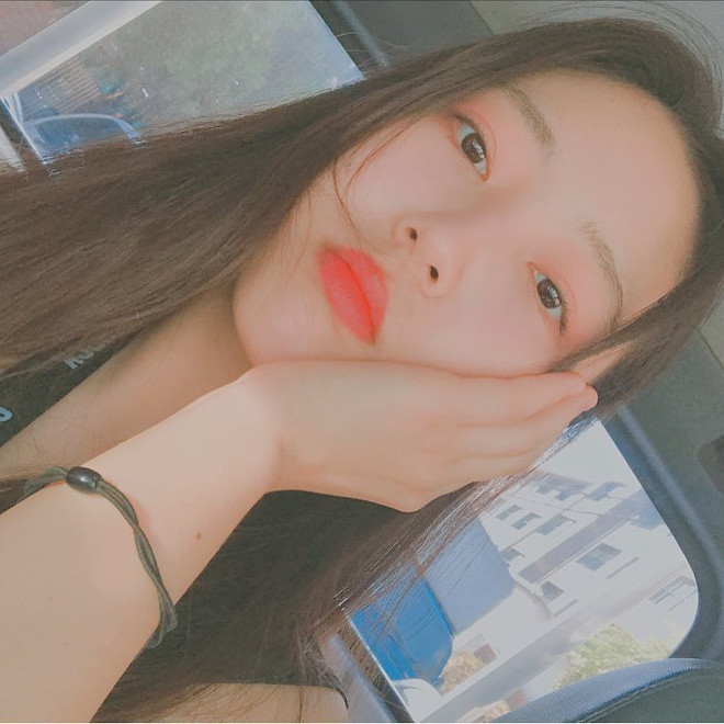 Biểu cảm bình thường thôi của Stephanie cũng khiến nhiều người phải ngắm nhìn.