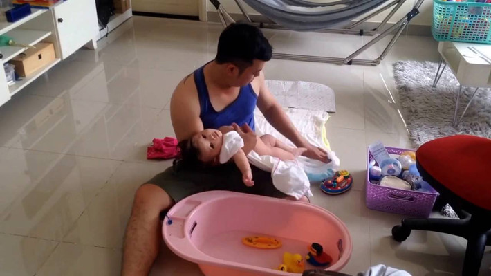 Chỉ bằng những hành động nhỏ nhưng các ông bố chăm con vẫn khiến cho các dân mạng, cũng như các bà mẹ bỉm sữa phải ngưỡng mộ bởi bàn tay thao tác thuần thục .