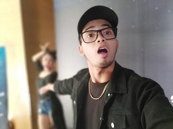 Để có thể xóa phông bức ảnh selfie một cách dễ dàng theo trào lưu này, bạn chỉ cần sở hữu một chiếc máy ảnh có bộ đôi camera trước. Chỉ cần vậy là các tín đồ sống ảo có thể thoải mái chụp ảnh xóa phông để bức ảnh trở nên chuyên nghiệp nhất dưới mọi góc selfie sống động của bản thân khi hội ngộ với bạn bè. Ảnh sử dụng trong bài: Sưu tầm Facebook.
