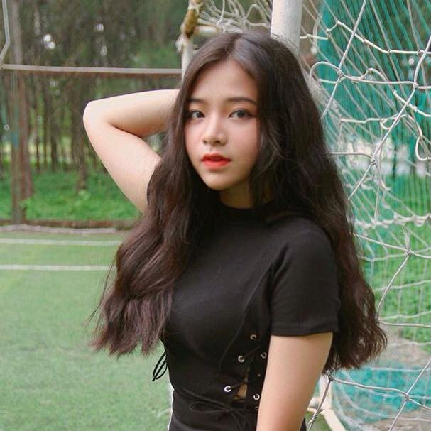Ngọc Quỳnh hiện là học sinh lớp 12 trường THPT Trần Phú TP HCM. cô bạn đáng yêu thường chia sẻ những tấm ảnh đời thường cùng những tấm ảnh streetstyle cực chất, không quên "khoe" triệt để gương mặt thiên thần.
