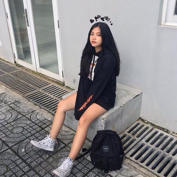 Chính gương mặt trái tim, bầu nhưng góc cạnh, đặc biệt cằm khá nhọn tạo nên nét độc đáo riêng đã khiến nhiều người chú ý tới nữ sinh THPT Trần Phú - Trần Ngọc Quỳnh.