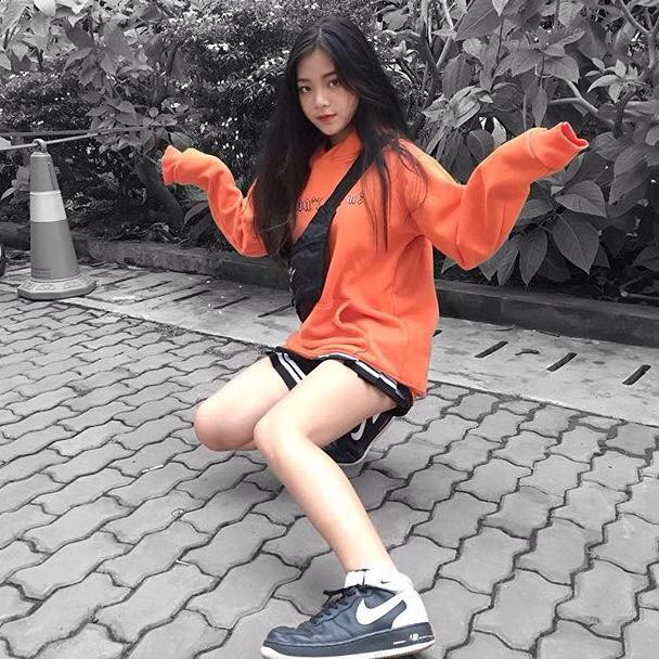 Đồng thời do vẫn còn là học sinh, nên Ngọc Quỳnh vẫn giữ mái tóc đen suôn dài tự nhiên và hợp tuổi. Điều này càng làm thêm cho cô nàng 10X Sài thành này trở nên cuốn hút và quyến rũ.