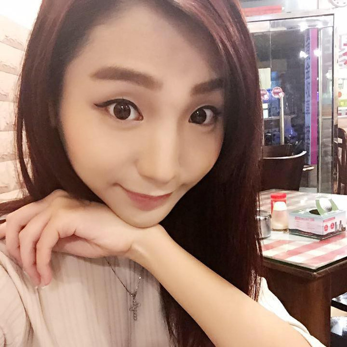 Tham gia nhiều nhóm dành cho cộng đồng LGBT, chuyển giới, Ellie Cheng được ủng hộ theo đuổi cuộc thi nhan sắc Hoa hậu chuyển giới Thế giới tại Thái Lan.