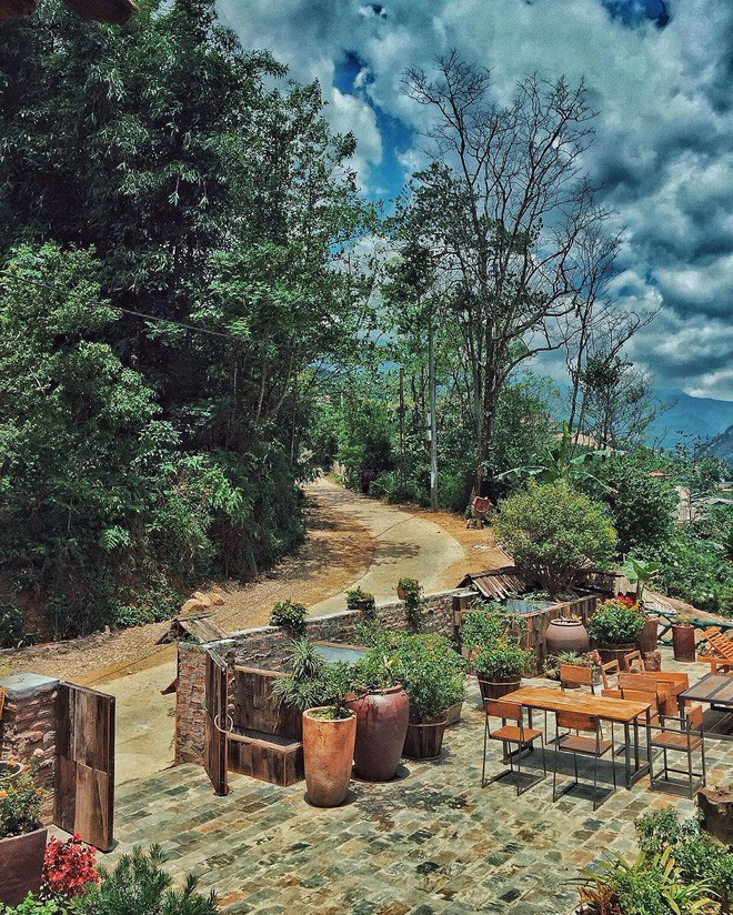 Sa Pa ngày càng xuất hiện nhiều quán cafe vừa xinh, vừa chất. Những quán này thường tập trung nhiều quán cafe đẹp ở đây có thể kể đến như khu Cầu Mây ở khu vực trung tâm hay khu bản Cát Cát với view nhìn ra dãy Hoàng Liên Sơn hùng vĩ.