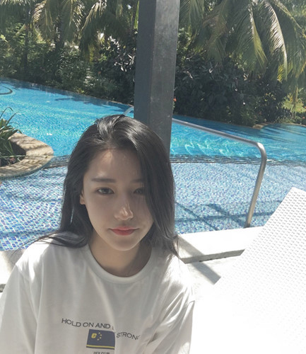 Sau khi những bức ảnh của cô nàng xinh đẹp Trăn Tử xuất hiện trên mạng xã hội Weibo, ngay lập tức đã tạo nên một làn sóng hâm mộ và "lục lọi" thông tin về cô gái Trung Quốc xinh đẹp này.