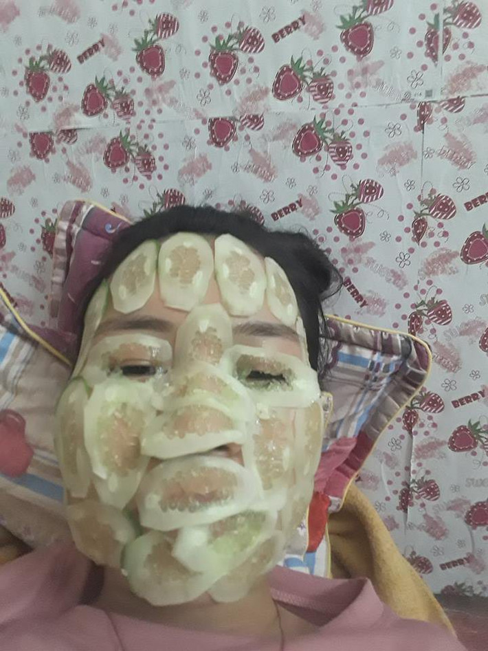 Còn nickname Tuấn Nguyễn thì chia sẻ rằng: "Tôi cũng từng rơi vào hoàn cảnh này rồi. Đi làm về phòng tắt điện tối om thấy nằm trên giường mình một "sinh vật" kì lại mặt toàn trái cây, tôi hoảng hồn quá hét loạn cả nhà lên. Bố mẹ dưới nhà chạy lên xem sao thì hóa ra "sư tử" nhà tôi đang làm đẹp".