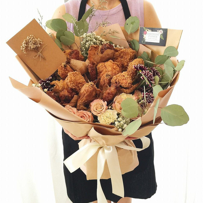 Một bó hoa làm bằng cánh gà, đùi gà chiên vàng rụm, không chỉ đẹp mắt, thơm phức, lại còn thiết thực thế này chắc chắn sẽ rất được lòng các cô gái.