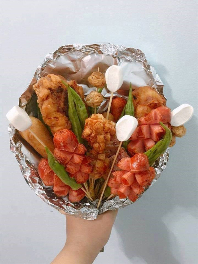 Nào cánh gà, nào thịt xông khói, nào xúc xích, nào khoai tây chiên... tất cả đều được tận dụng để ghép thành những bó hoa nhiều sắc màu.