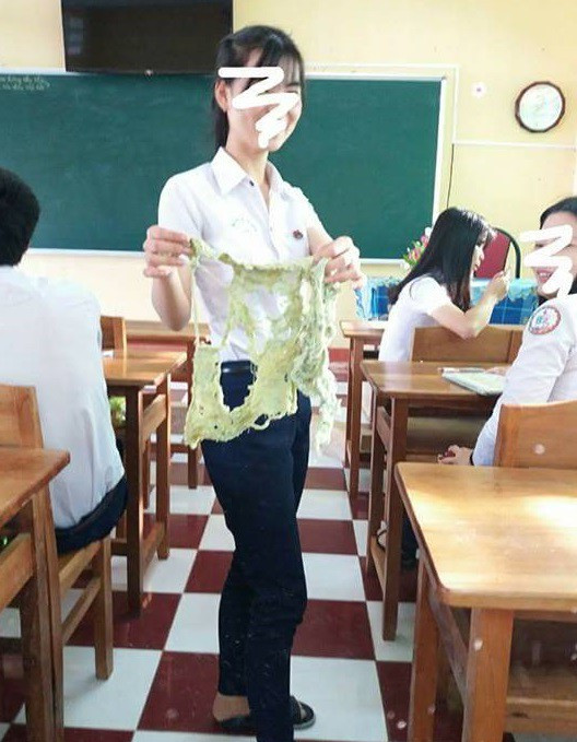 "Đây là cảnh tượng khi giẻ lau lớp mình đang hấp hối. Đến lúc qua đời, nó chỉ còn xơ xác với một ít vải. Khi ấy, chiếc giẻ lau mỏng manh như sợi chỉ vậy, chỉ cần mạnh tay một chút là đứt" nickname Nguyễn Hà Trang chia sẻ trên trang cá nhân của mình.