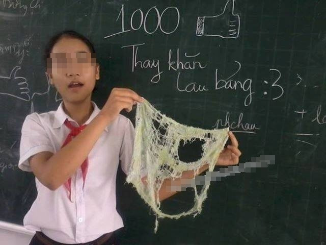 Chiếc giẻ lau “không thể rách hơn được nữa” của chủ nhân Nguyễn Thị Trúc N. khiến dân tình "đứng hình toàn tập".