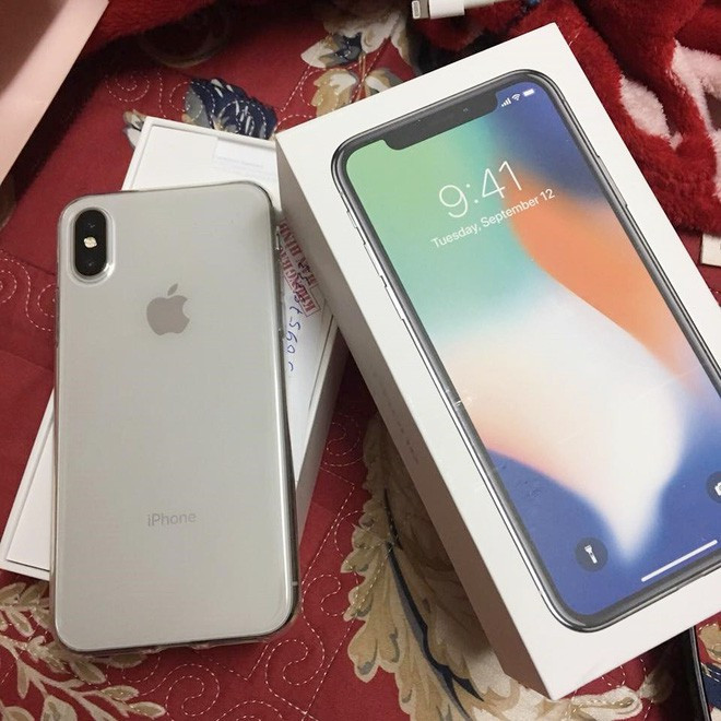 Tuy nhiên, cả đống vàng ở trên gộp lại cũng không bằng quà mà một mẹ vừa nhận được, méo xệch miệng đem khoe: "Chồng em bảo 1 chỉ 2 chỉ bõ bèn gì, anh tặng hẳn cả cuộn chỉ vàng luôn".