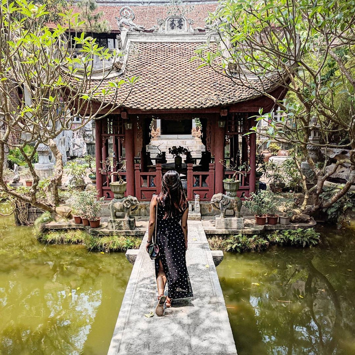 Đây chính là địa điểm thích hợp để tĩnh tâm, một nơi để tránh xa những khói bụi ồn ào, một không gian đậm chất dân tộc, lịch sử.