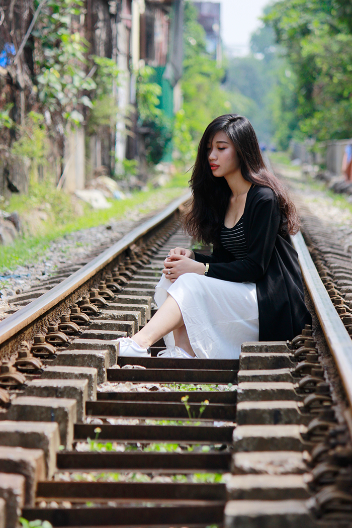 Dải đường sắt nối liền hai con phố Khâm Thiên và Phùng Hưng có chiều dài chừng 2km. Hai bên đường tàu là một khu dân cư sinh sống bao năm từng được báo chí nước ngoài "Xóm đường tàu" bởi cái độc đáo mà nó mang lại.