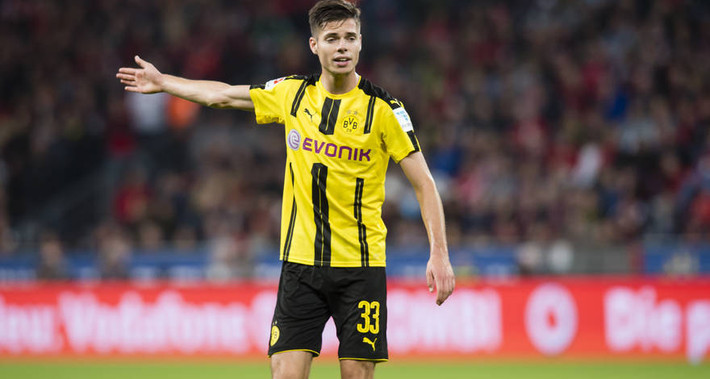 M.U, Man City đại chiến vì Julian Weigl: Theo báo giới Anh, M.U và Man City đang theo sát tiền vệ Julian Weigl. Trong khi M.U cần người thay Carrick thì HLV Pep Guardiola xem Julian Weigl là hạt nhân quan trọng ở hàng tiền vệ. Ảnh: Sport