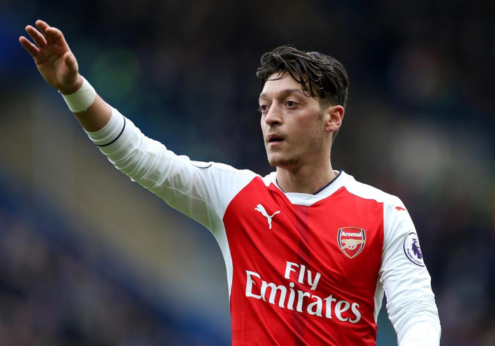 Ozil lọt top giỏi nhất thế giới: Phát biểu trước báo giới, HLV Wenger đã lên tiếng phủ nhận thông tin cho rằng Arsenal mạnh hơn khi không có sự phục vụ của Mesut Ozil. Bên cạnh đó ông còn khẳng định tiền vệ người Đức là một trong số những cầu thủ giỏi nhất thế giới. Ảnh: Goal