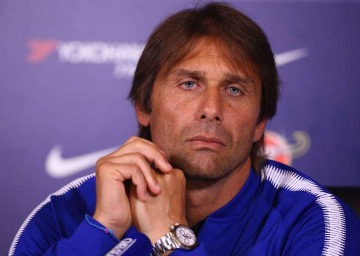 Conte lên tiếng sau tin đồn rời Chelsea vào cuối mùa: HLV Antonio Conte khẳng định, không có chuyện ông trở lại Italia sớm như suy đoán, mà mọi có sự là do phát biểu của ông bị dịch sai. Báo chí Anh mấy ngày qua loan tin, cựu thuyền trưởng Italia nhớ quê nhà và mong quay trở lại sớm. Nhiều nguồn loan báo, thuyền trưởng Chelsea sẽ rời Stamford Bridge vào cuối mùa với sự đợi sẵn của cả Inter lẫn Milan. Ảnh: Mirror