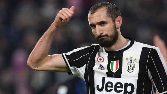 Giorgio Chiellini là một hậu vệ được nhiều người tôn sùng bởi thân hình lý tưởng với chiều cao 1m90 và những pha tranh chấp không khoan nhượng với các đối thủ. Dù sở hữu thân hình khá cồng kềnh nhưng tốc độ của trung vệ này lại khiến nhiều người bất ngờ.