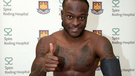 Nhân vật tiếp theo được xếp vào danh sách "lực điền" trong thế giới bóng đá đó là Victor Moses. Cựu tiền đạo của Chelsea được nhiều NHM trêu đùa rằng có thân hình như một chú "pitbull", dù chiều cao gặp nhiều bất lợi nhưng sức tỳ đè của ngôi sao này quả là vô đối.