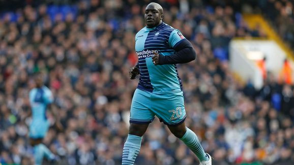 Adebayo Akinfenwa là hậu vệ người Congo từng thi đấu cho Tottenham. Anh chàng này nổi tiếng với thân hình bệ vệ, to lớn và nhiều người miêu tả anh chẳng khác nào một tấm phản di động mỗi khi có mặt trên sân.