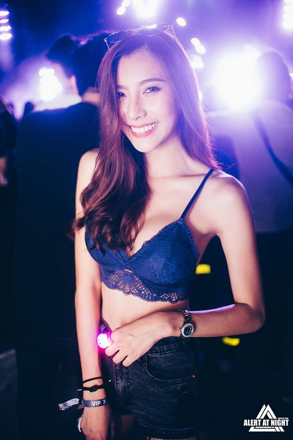 Hot girl Thái Lan gây chú ý trên MXH vừa qua là Nalurmas Sanguanpholphairot, hay còn biết với nickname Dhaidai. Hiện, cô là sinh viên ĐH Bangkok (Thái Lan).