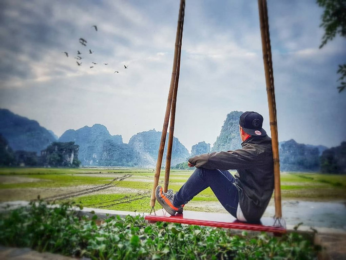 Để tới được Hang Mua, từ Thành phố Ninh Bình, bạn chạy theo đường Tràng An, cách khu du lịch Tràng An khoảng 2km, bạn nhìn phía bên tay trái sẽ có bảng chỉ dẫn vào khu du lịch Hang Múa.