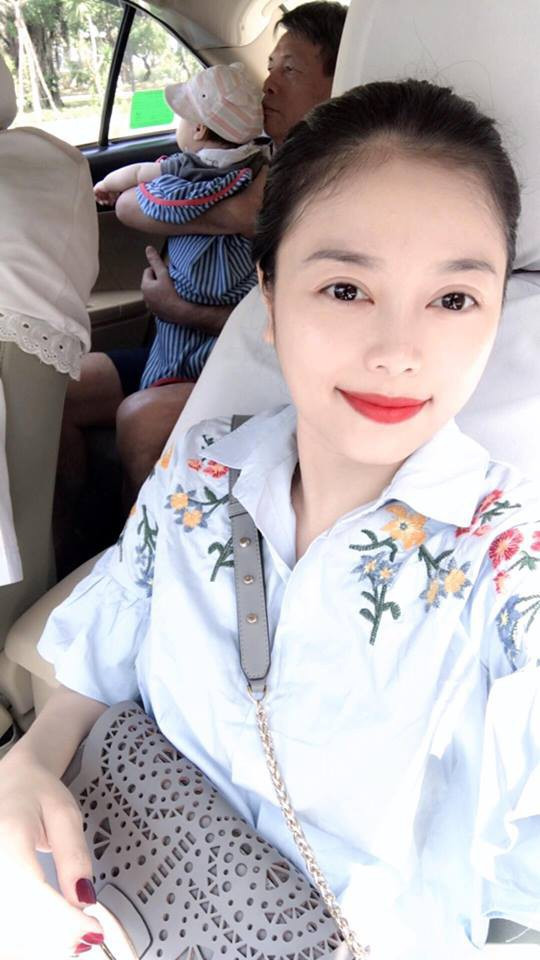 Bà mẹ trẻ 8X nuôi con mát tay nên bé Sữa ngày càng bụ bẫm dễ thương. Chẳng thế mà trong status mới nhất đăng tải trên trang cá nhân, Bích Hằng sung sướng viết: "Mọi người cứ hỏi "đây là cậu bé Nhật Bản ạ", một số người lại bảo con gái xinh thế".