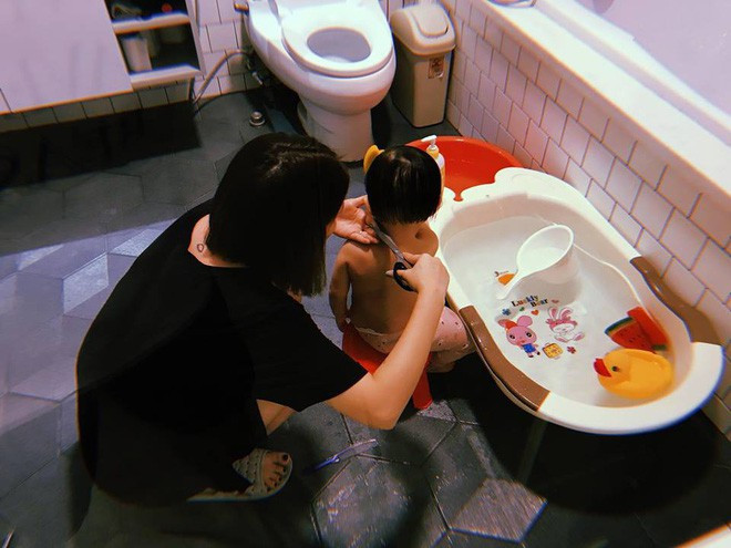 Hot mom Heo Mi Nhon - bạn thân của Nam Thương cũng thảnh thơi dịu dàng khoe ảnh cắt tóc cho bé Cam, dưới ống kính của chồng là "cựu" hot boy Kiên Hoàng.