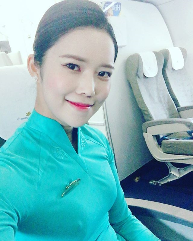 Xuất phát từ một tấm ảnh được các cư dân mạng tìm thấy trên một trang fanpage chuyên chia sẻ những hình ảnh của các cô gái châu Á xinh đẹp, nữ tiếp viên người Hàn Quốc trong trang phục áo dài của hãng hàng không của Việt Nam trở thành cơn sốt trong cộng đồng mạng với gương mặt khá thanh tú.