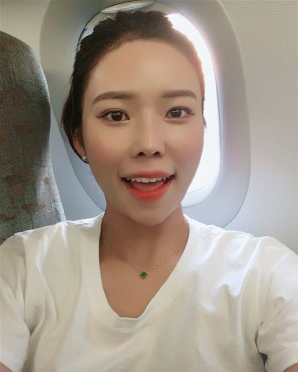 Ngay sau đó, rất nhiều người đã lùng sục mọi ngóc ngách của trang mạng xã hội để tìm thông tin cá nhân và những bức ảnh liên quan đến tiếp viên hàng không này và kết quả nhanh chóng xuất hiện. Đó là cô nàng Kim Si Hyun đến từ Ulsan, Hàn Quốc.