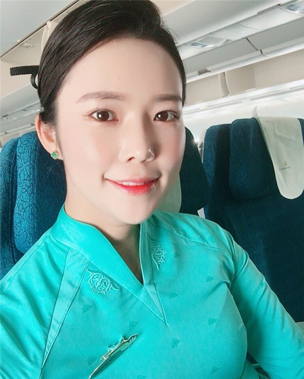 Những năm gần đây, hình ảnh các nữ tiếp viên hàng không xinh đẹp trên các chuyến bay liên tục được mọi người truyền nhau chia sẻ. Mới đây nhất, cư dân mạng lại tiếp tục phát hiện thêm một nữ tiếp viên xinh đẹp người Hàn Quốc làm việc cho hãng hàng không ở Việt Nam sở hữu ngoại hình rất ấn tượng. Ảnh trong bài: Facebook nhân vật