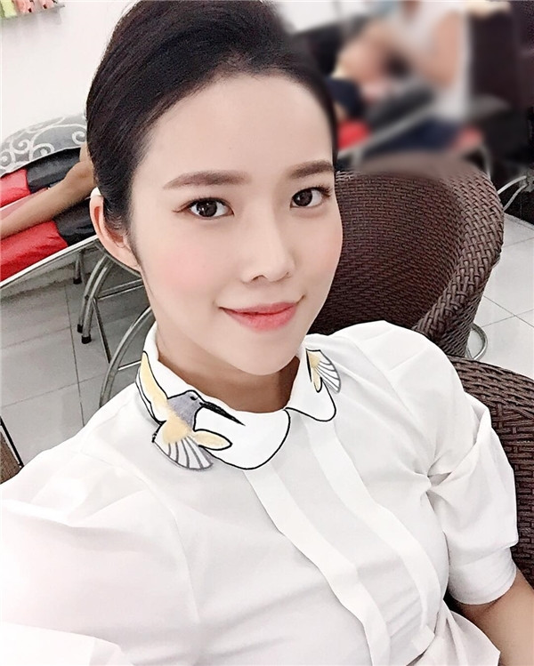 Theo dõi Instagram của Si Hyun, cô thường xuyên chia sẻ lên trang cá nhân hình ảnh cùng bạn bè, đồng nghiệp thân thiết vô cùng đáng yêu và khi sau khi trang cá nhân được tìm ra thì lượng người theo dõi của cô bạn này đăng đột biến và chưa có hiện tượng hạ nhiệt.