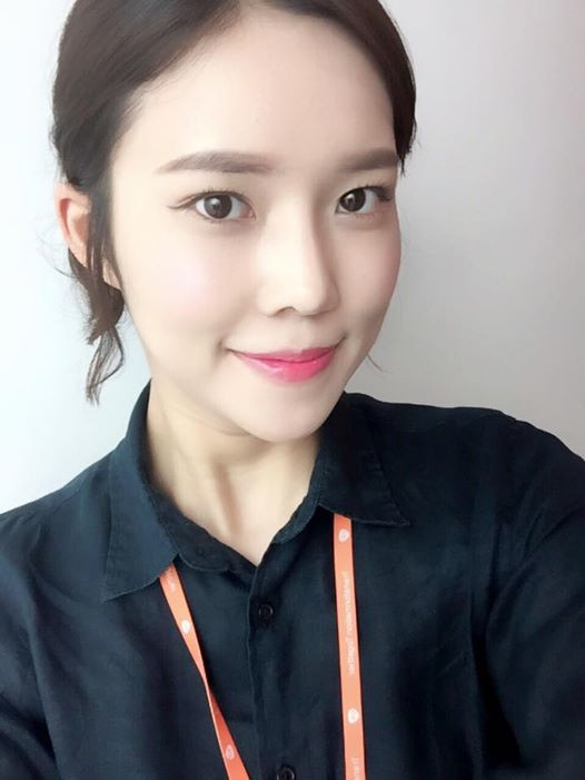 Sở hữu gương mặt bầu bĩnh dễ thương, làn da trắng hồng rạng rỡ, đôi mắt to tròn đen láy cùng nụ cười tươi rói, cô nàng khiến người khác không thể không ngắm nhìn khi đối diện.