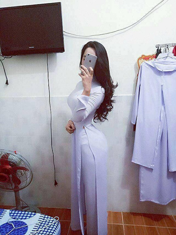 Vòng nào ra vòng nấy của Huỳnh Thủy Triều khi diện áo dài.