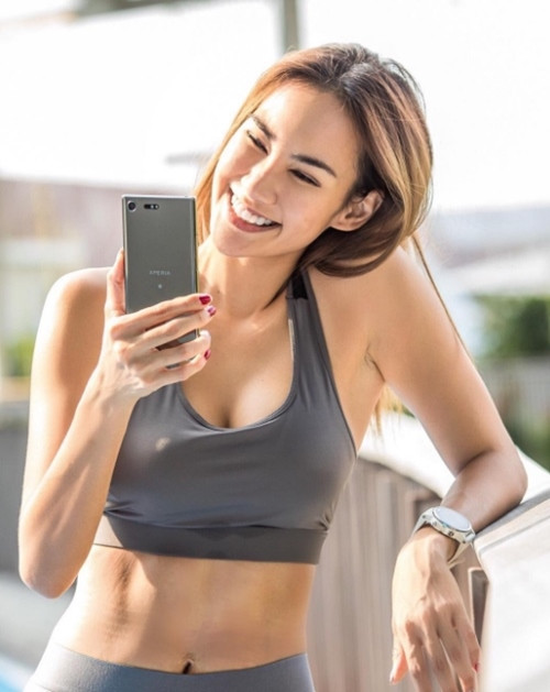 Việc có một vóc dáng thon thả săn chắc là do Phoranee Srithan thường xuyên luyện tập. Không chỉ có vậy, nữ VĐV marathon này còn được chú ý bằng nụ cười tươi như nắng thu.